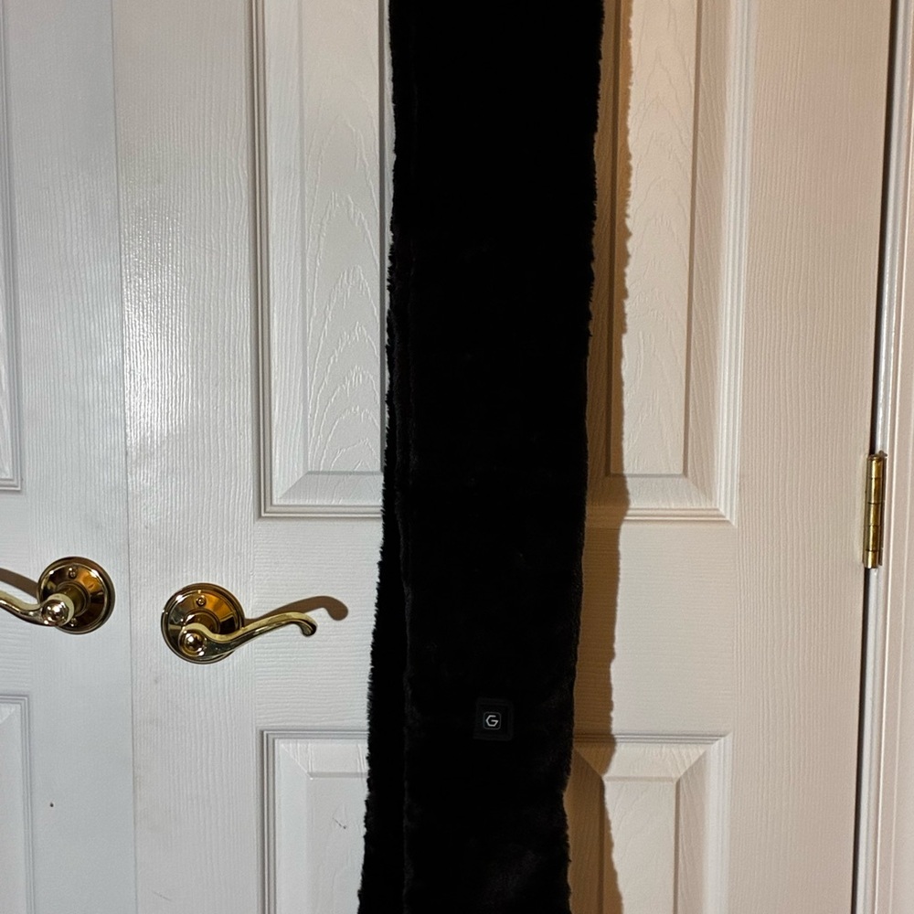 Women's Black Faux-fur Heated Scarf - Picture 6 of 7